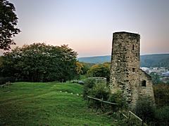 Bild: Burg Volmarstein - Ostturm, dahinter verdeckt der Nordturm