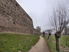 Bild: versetzte östliche Stadtmauer und Treidelpfad