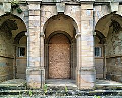 Bild: Eingangsportal mit Halbsäulen