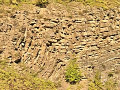 Bild: tektonische Verformung der Gesteinsschichten