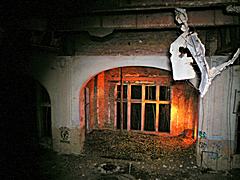 Bild: Speisesaal bei Nacht - Ruine des Pavillons "Alpenhaus" / Lungenheilstätte für Frauen B2