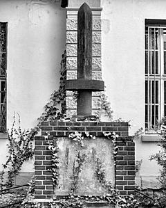 Bild: Schwert-Denkmal aus der NS-Zeit