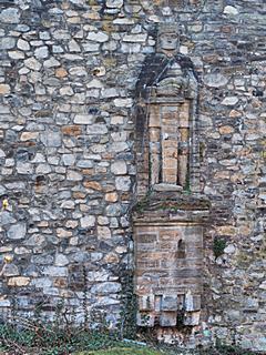Bild: Burg Angermund - Gefallenendenkmal an der Aussenmauer