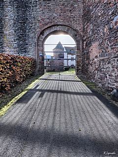 Bild: Bertradaburg - neuzeitlicher Zugang von Seiten der früheren Vorburg