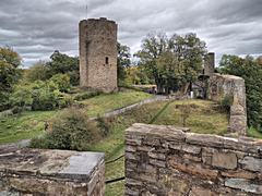 Bild: Bergfried (Rabenturm) und Stelle des Pallas (rechts)