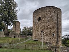 Bild: Geschützturm (St.Georgs-Turm) und dahinter der Bergfried