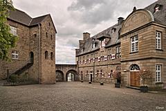 Bild: Hochschloss, Burgtor und Palas - Schloss Broich