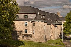 Bild: Mansardbau, nordwestlicher "Küchenturm", dahinter eine Bastion - Schloss Broich