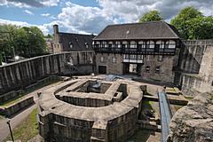 Bild: Turmfundamente und Hochschloss - Schloss Broich