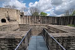 Bild: Fundament des spätkarolingischen Bergfriedes - Schloss Broich