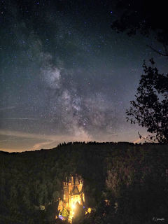 Bild: Burg Eltz mit Milchstraße