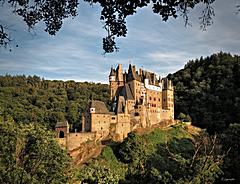 Bild: Burg Eltz - Blick zum Rübenach-Haus und zum Bergfried Platt-Eltz (rechts)