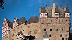 Bild: Burg Eltz - Kempenich Häuser (links) und Rodendorf Häuser (rechts)