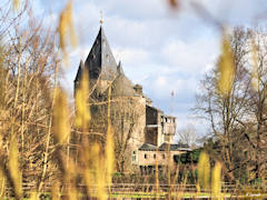 Bild: Schloss Hülchrath aus der Ferne