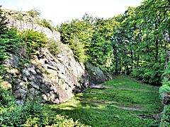 Bild: Isenberg - Halsgraben und Ringmauer der Oberburg