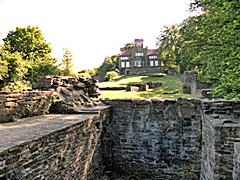 Bild: Isenberg - Blick aus dem Wohnturm der Unterburg in Richtung Landhaus Custodis