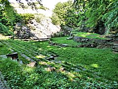 Bild: Isenberg - Freilichtbüne (ehem. Thingstätte) vor der Oberburg