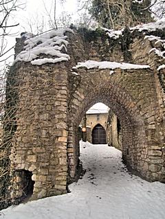 Bild: Burg Kerpen - Im Hintergrund das Tor zur Vorburg