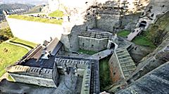 Bild: Festung Königstein - v.l.n.r.: Tor-Ravelin, Zug-/kippbrücke, Kasematte mit Medusentor, Trockengraben mit Wippbrücke, Torhaus mit Dunkler Appareille