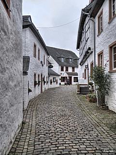 Bild: Kronenburg - Vorburg mit Häusern am Burgbering