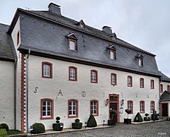Bild: Kronenburg - äußerer Burghof und Amtshaus / Burghaus