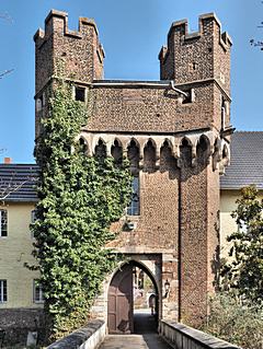 Bild: Landesburg Lechenich - Torbau der Vorburg (mit Mobotix-Kamera am Fenster)