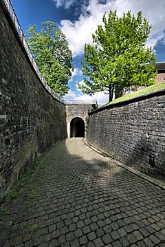 Bild: Zitadelle Namur - zwischen Hangar aux affuts und Grande garde (Ausfalltor)