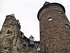 Bild: Burg Stahleck - Bergfried und Rückseite der Schildmauer
