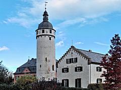Bild: Burg Zievel - v.l.n.r.: neues Herrenhaus (19.Jh.), Bergfried, älteres Herrenhaus (17.Jh.)