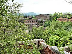 Bild: Fort de La Chartreuse - Blick über Maison Lambinon zum alten Kasernentrakt