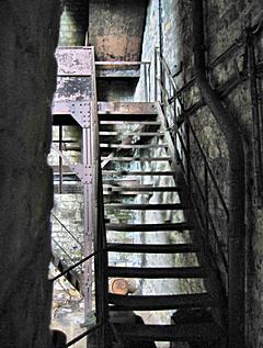 Bild: rostige Treppe in der Schachthalle