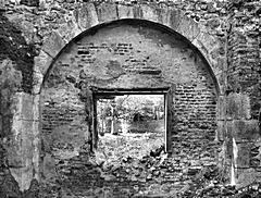 Bild: Blick zur Mauer - Chateau de la Distillerie a Bovesse (November 2005)