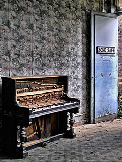 Bild: Klavier in der Zone