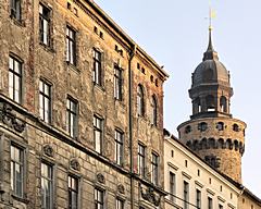 Bild: unsanierte Fassade vor dem Reichenbacher Turm
