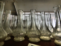 Bild: Vasen in Reih und Glied