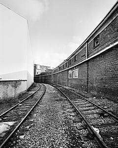 Bild: Gleisführung zwischen den Gebäuden - Papierfabrik Hermes (Januar 2004)