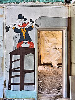 Bild: Donald meißelt eine Tür