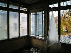 Bild: folierte Balkonfenster am Wirtschaftsgebäude