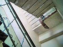 Bild: kaputte Treppe in der Privatanstalt