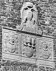 Bild: Wappenstein am Risalit