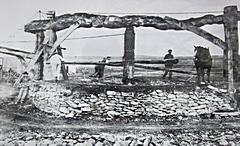 Bild: Göpelwerk neben einem Schacht, historische Aufnahme