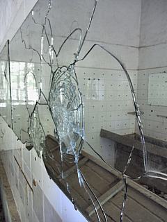 Bild: zersprungener Spiegel in einem Waschraum