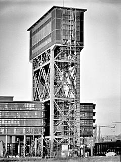 Bild: Hammerkopfturm mit Bürogebäude