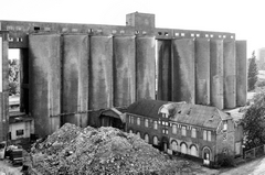 Bild: Silobatterien von 1929 und 1934, Trümmer und Wohnhaus für den Obermüller