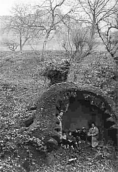 Bild: Historische Aufnahme, Picknick im Walfischmaul, Datum und Fotograf unbekannt