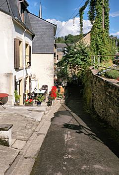 Bild: Quartier de Bretagne (<a href=https://www.google.com/maps/@49.7953792,5.0670678,3a,15.3y,75.52h,87.35t/data=!3m6!1e1!3m4!1sZtgZZPttQ_aF4RJ5MFQbag!2e0!7i16384!8i8192?hl=de target=_blank>StreetView</a>)