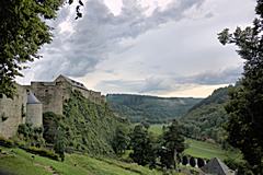 Bild: Burg Bouillon von der Rue de-l-Hotel-de-Ville gesehen