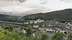 Bild: Blick von der Rue au-dessus-de-la-Ville über Altstadt und Burg (<a href=https://www.google.com/maps/@49.794803,5.0721854,3a,42.1y,273.87h,86.69t/data=!3m6!1e1!3m4!1ss49F9Wylo7jl0Z0SgITIJQ!2e0!7i16384!8i8192?hl=de target=_blank>StreetView</a>)