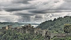 Bild: Burg Bouillon (<a href=https://www.google.com/maps/@49.7942713,5.0718597,3a,15y,250.74h,93.75t/data=!3m6!1e1!3m4!1s6AIRY0SjtZxvhvSH_14iWQ!2e0!7i16384!8i8192?hl=de target=_blank>StreetView</a>)