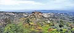 Bild: <a href=https://goo.gl/maps/rc4iyi3Z2jghosnG6 target=_blank>Civita di Bagnoregio</a> - die Forre della Teverina, Panoramaaufnahme